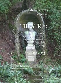 Un buste en pierre de Jean-Jacques Rousseau est exposé en plein air avec un texte environnant énumérant ses œuvres et ses dates : « Théâtre : Narcisse, Les prisonniers de guerre, etc., 1753-1775.