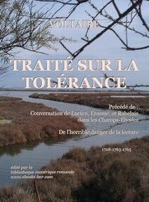 Couverture du « Traité sur la tolérance » de Voltaire, représentant un paysage avec des marais et un cours d'eau.
